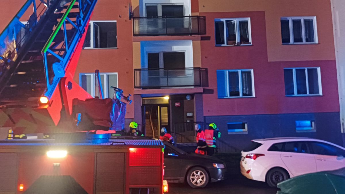 Při požáru bytu na Sokolovsku zemřel člověk